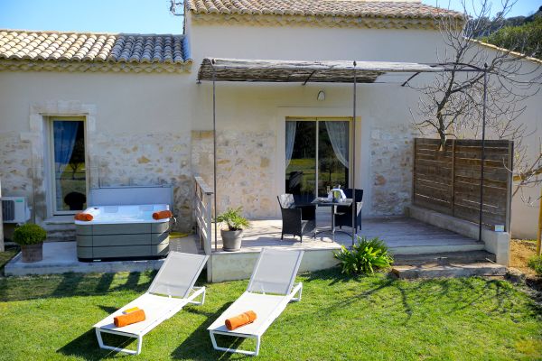 Nuit dans le Mazet Privatif avec Jacuzzi